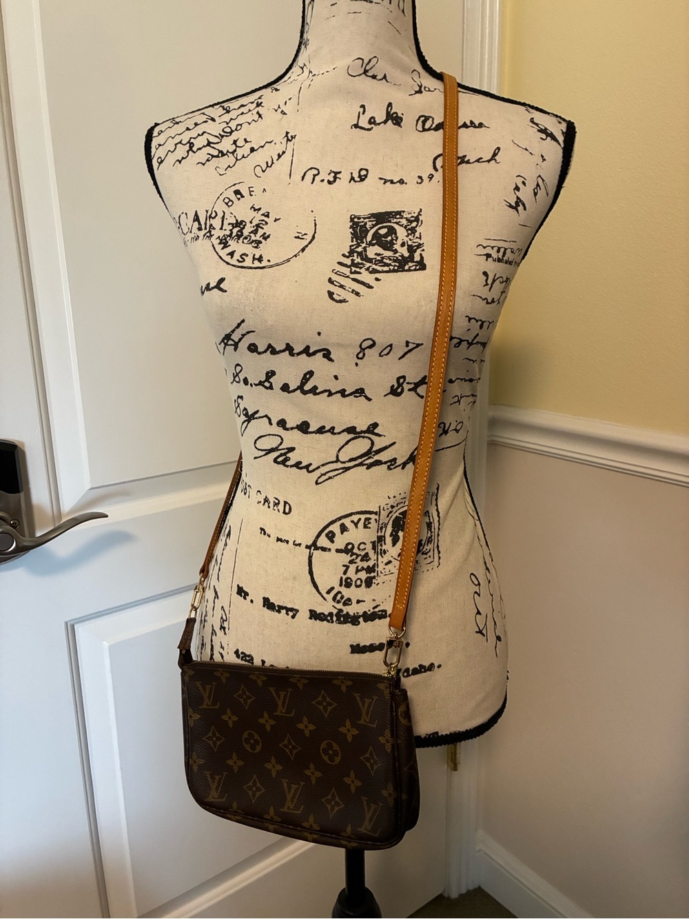 Louis Vuitton Monogram pochette Bag with LV strap